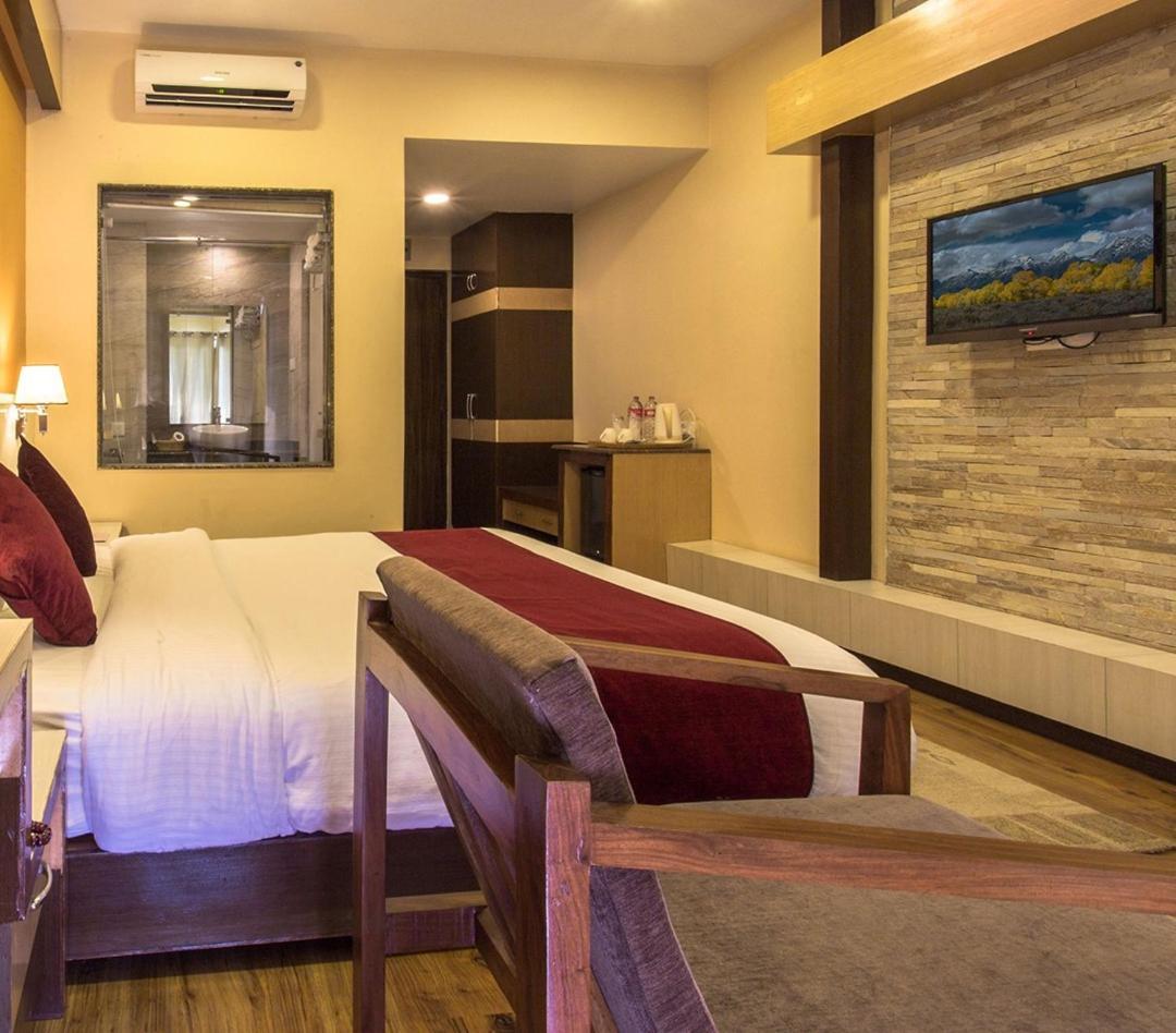 Hotel Queens Park Pokhara Exterior photo