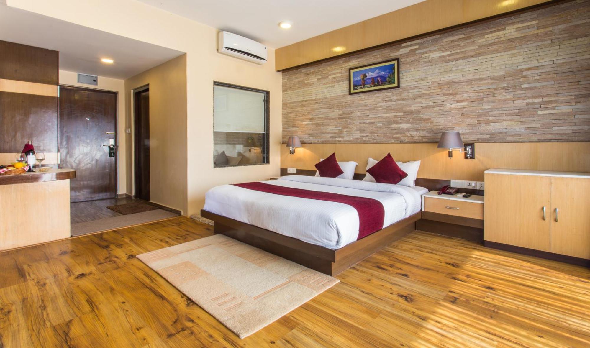 Hotel Queens Park Pokhara Exterior photo
