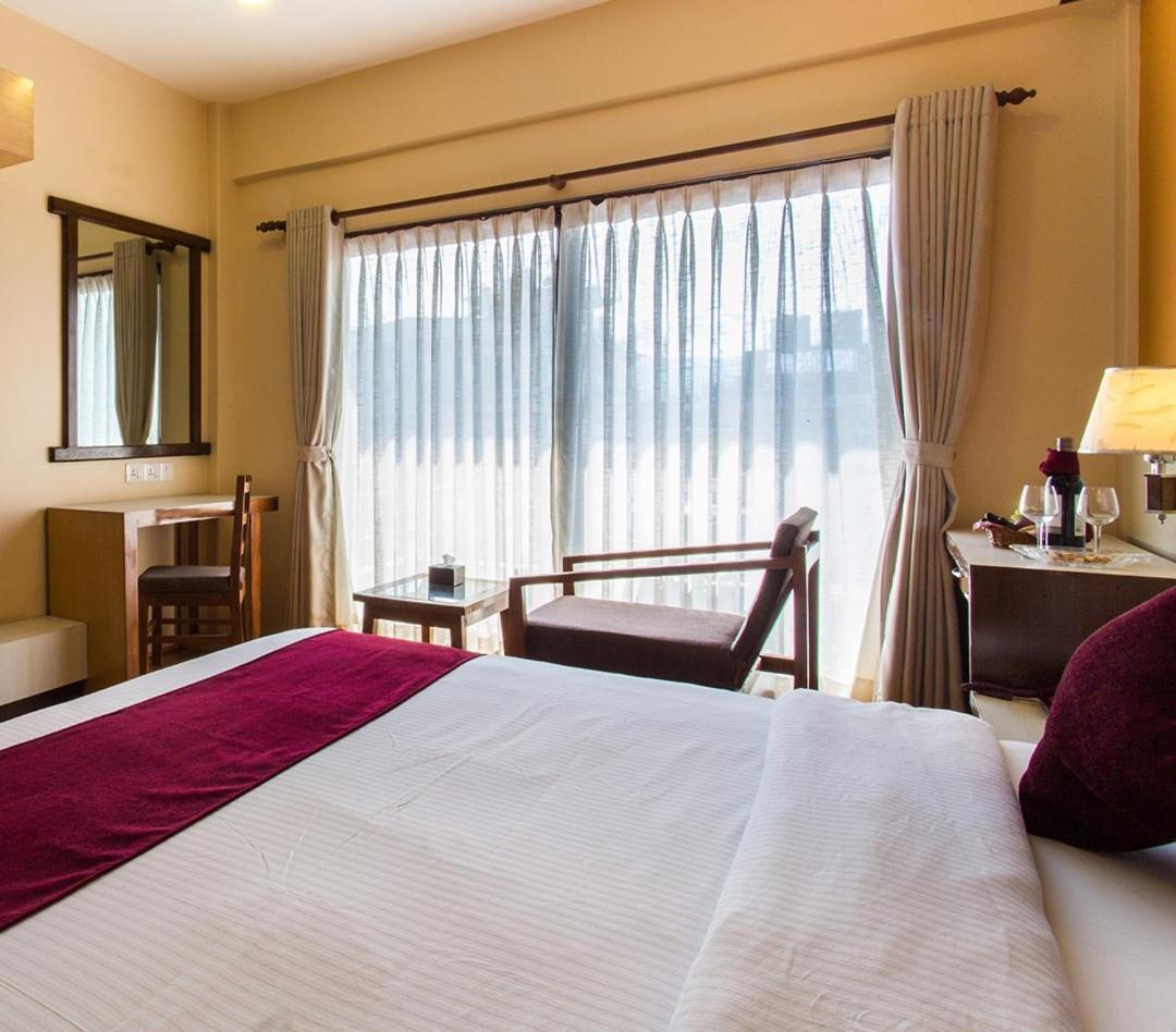 Hotel Queens Park Pokhara Exterior photo