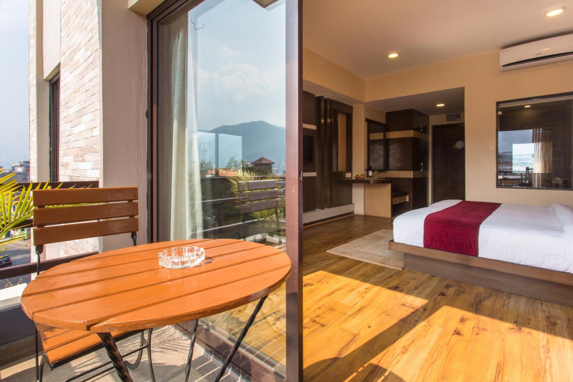 Hotel Queens Park Pokhara Exterior photo