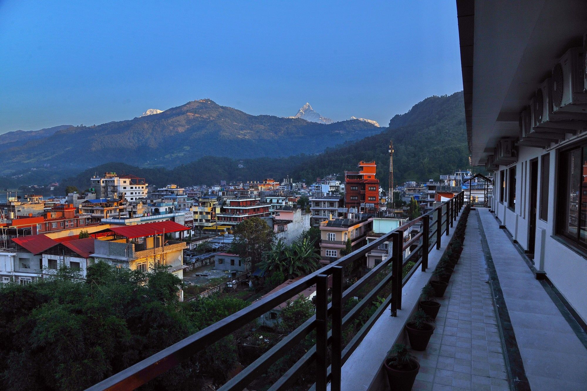Hotel Queens Park Pokhara Exterior photo