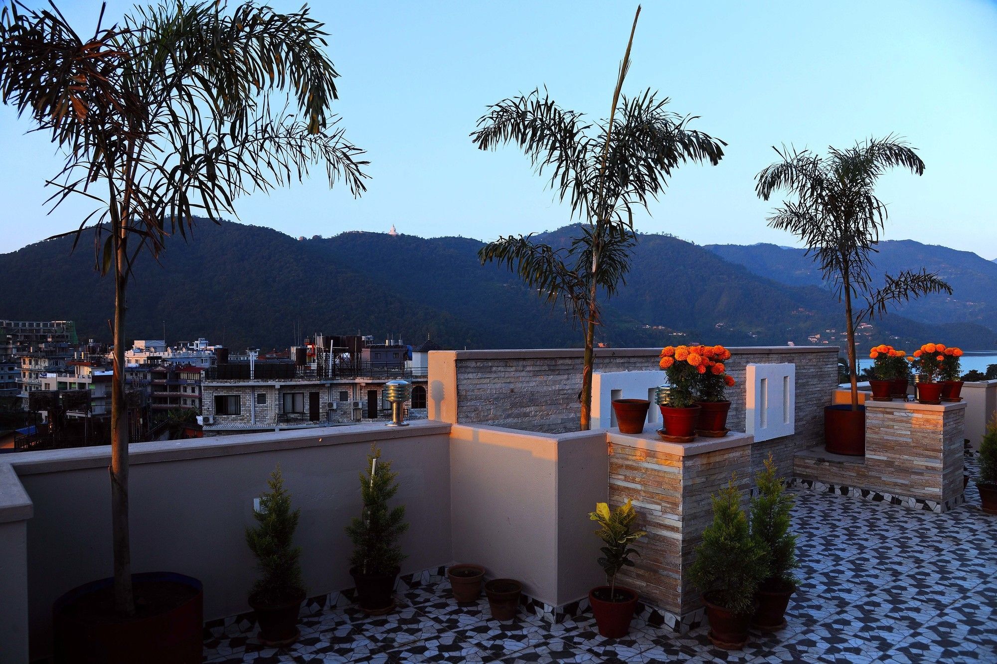 Hotel Queens Park Pokhara Exterior photo